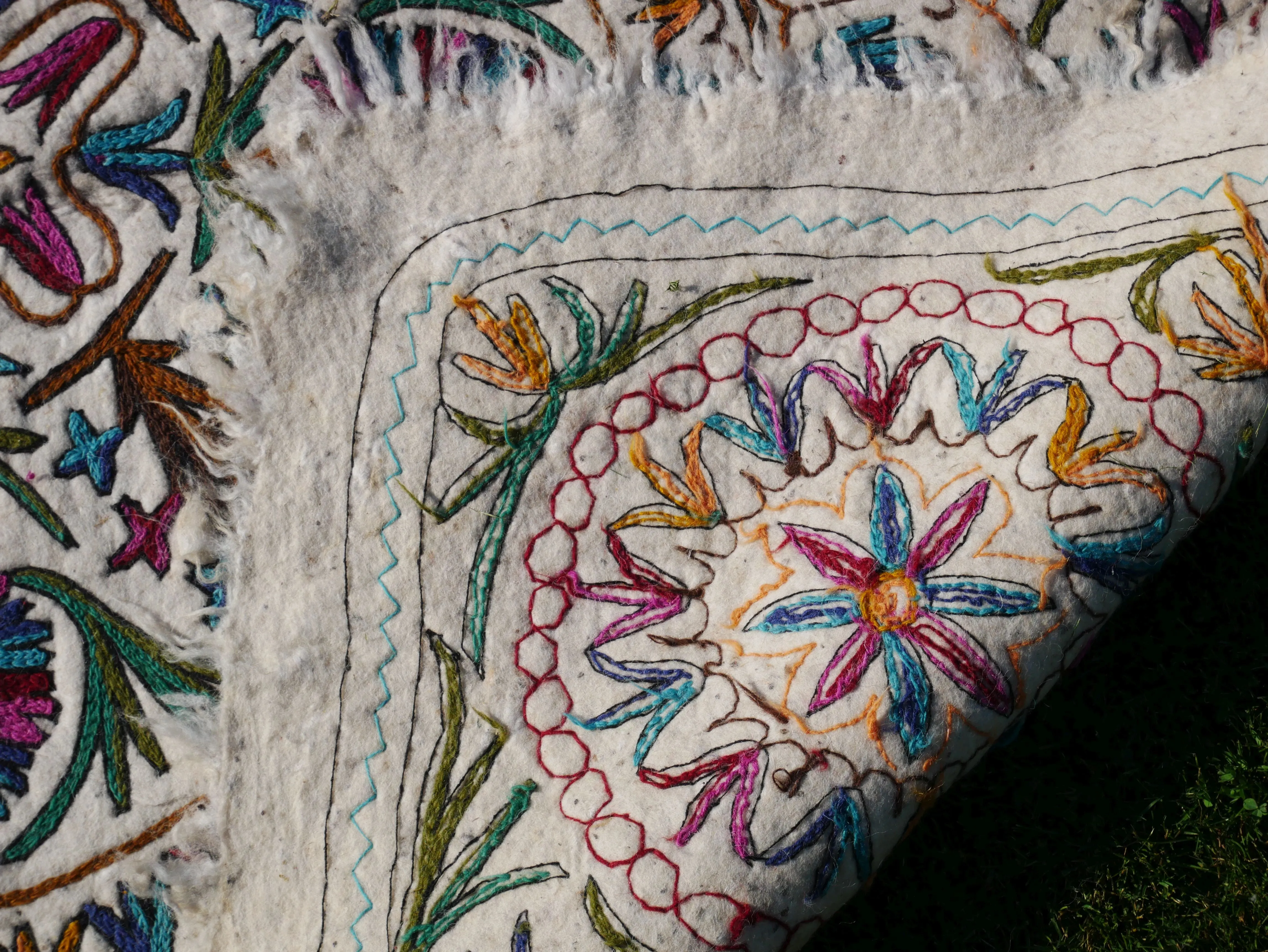 Hand-Felted 7x5 Flower Wool Rug "Namda" from Kashmir - Unique Floral Embroidery on Sheep Wool Felt Base - Boho Decor for Cozy Floors and Hippie Homes