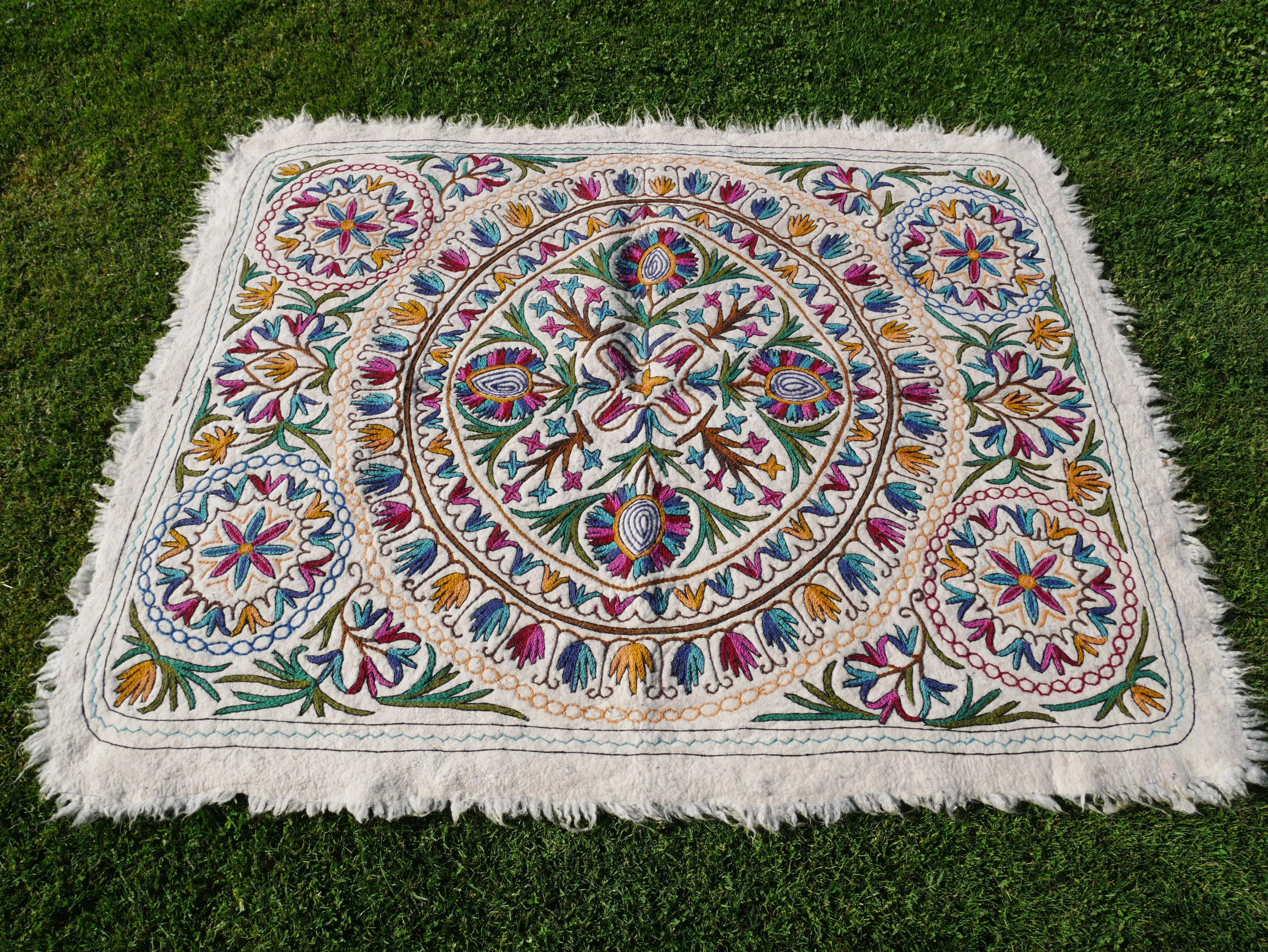 Hand-Felted 7x5 Flower Wool Rug "Namda" from Kashmir - Unique Floral Embroidery on Sheep Wool Felt Base - Boho Decor for Cozy Floors and Hippie Homes
