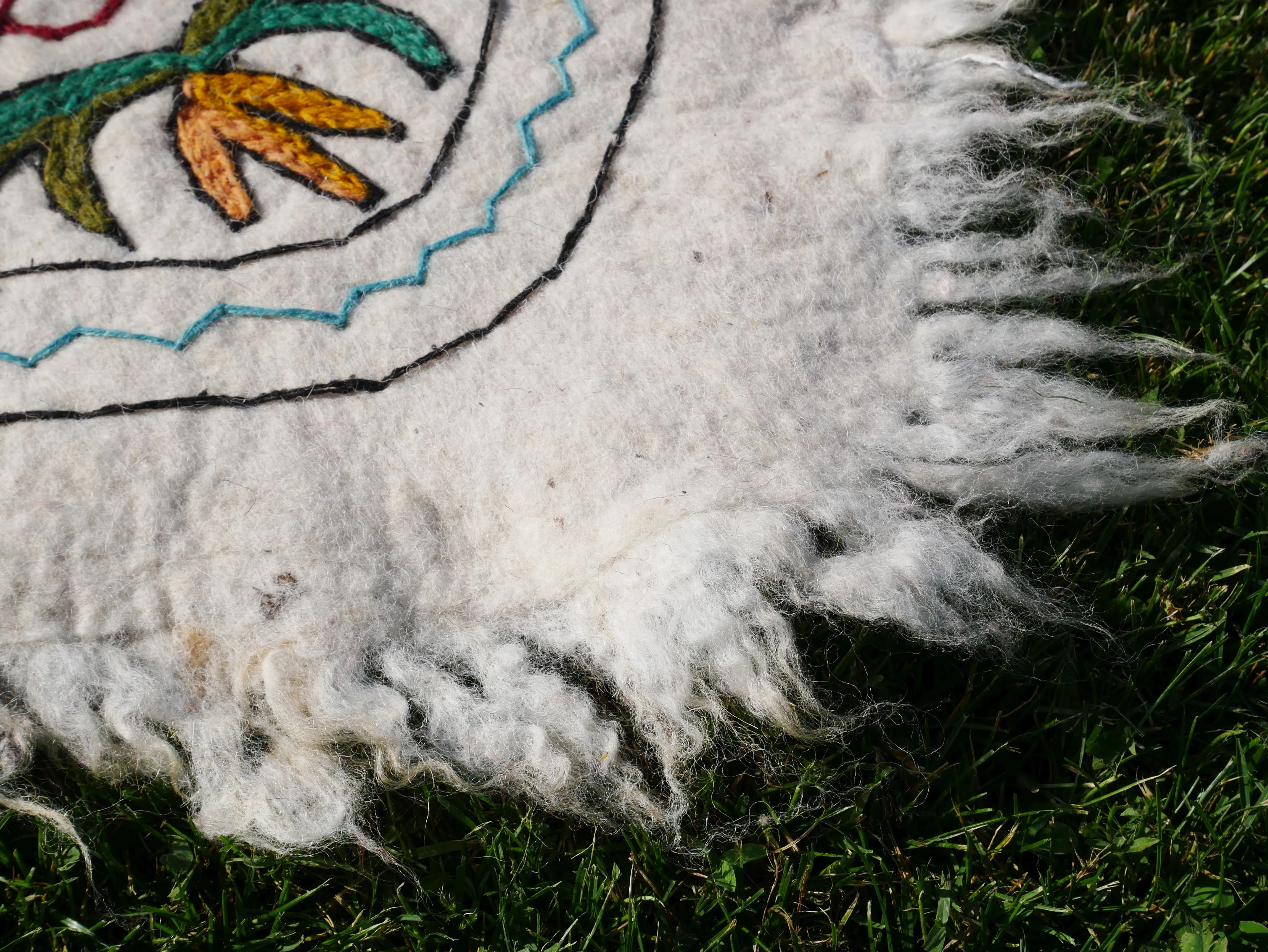 Hand-Felted 7x5 Flower Wool Rug "Namda" from Kashmir - Unique Floral Embroidery on Sheep Wool Felt Base - Boho Decor for Cozy Floors and Hippie Homes